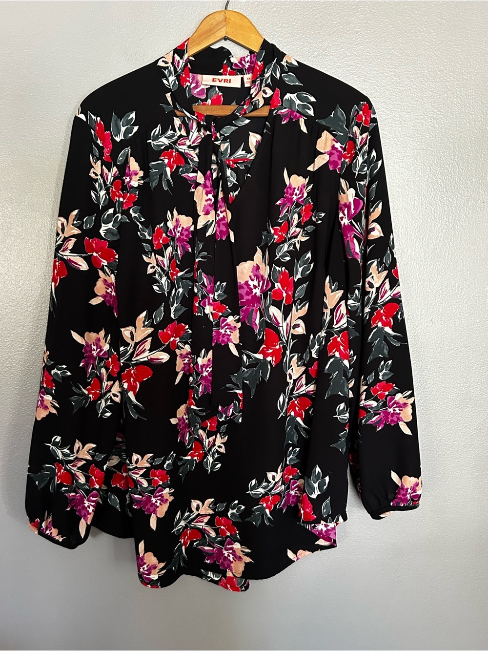 EVRI Women's Floral Print Tie-Neck Blouse Long Sleeve Black Pink V-Neck Plus 1X
